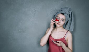 Castor Oil for Under Eyes: The Enduring Nighttime Ritual for Delicate Skin