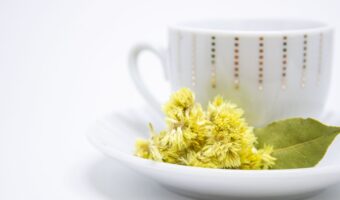 The Four-Leaf Herbal Infusion Many Families Use for a Lighter Feeling