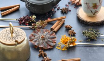 Jamaica, Bay Leaf, and Cinnamon Tea: A Simple Ritual for a More Balanced Afternoon