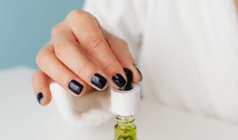 How Coconut Oil Can Support the Renewal of Damaged Nails Each Night