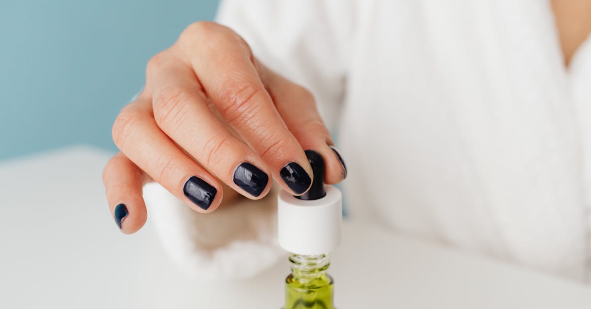 How Coconut Oil Can Support the Renewal of Damaged Nails Each Night