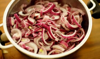 How Onions May Naturally Support Eye Health at Home