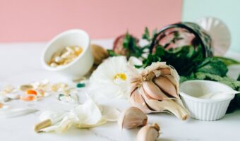 A Natural Blend Many Use to Support Thyroid Health: Garlic, Clove, and Herbal Extract