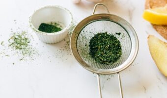 Mild and Surprisingly Effective Remedy: How Rural Families Still Use Fresh Amaranth for Minor Discomforts